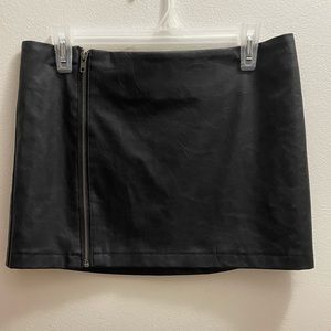 Women’s Black Leather Zip Front Mini Skirt. Size M